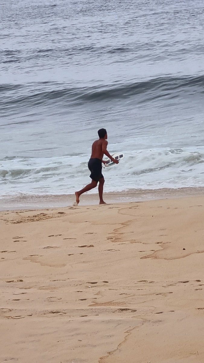 surfando na praia do rio de janeiro