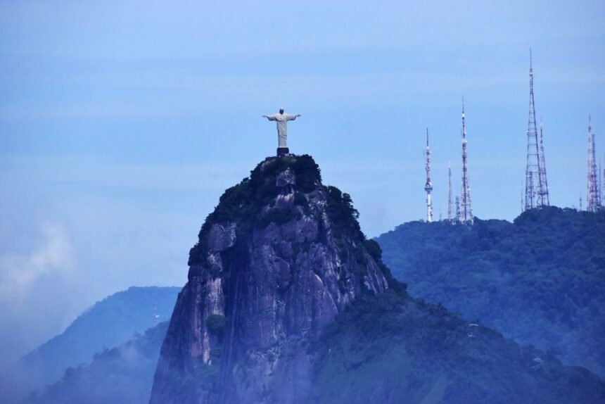 A vista panorâmica do Rio de Janeiro a partir do Cristo Redentor